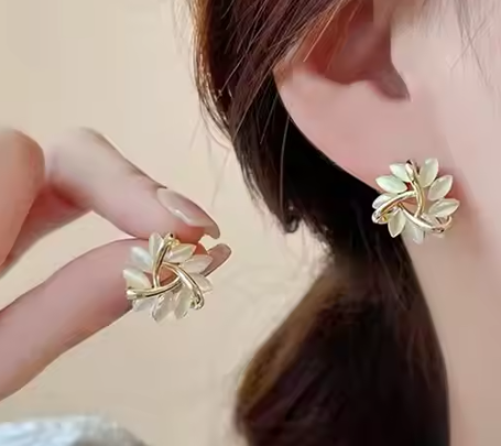 Beautiful 18K Gold Plated Crystal Flower Stud Earring