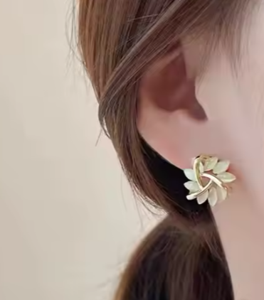 Beautiful 18K Gold Plated Crystal  Flower Stud Earring